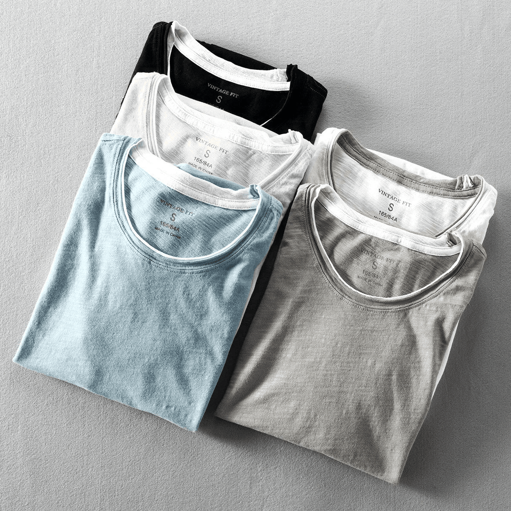 Kortärmad T-shirt i 100% bomull med minimalistisk design och kontrastdetaljer - STILUNA