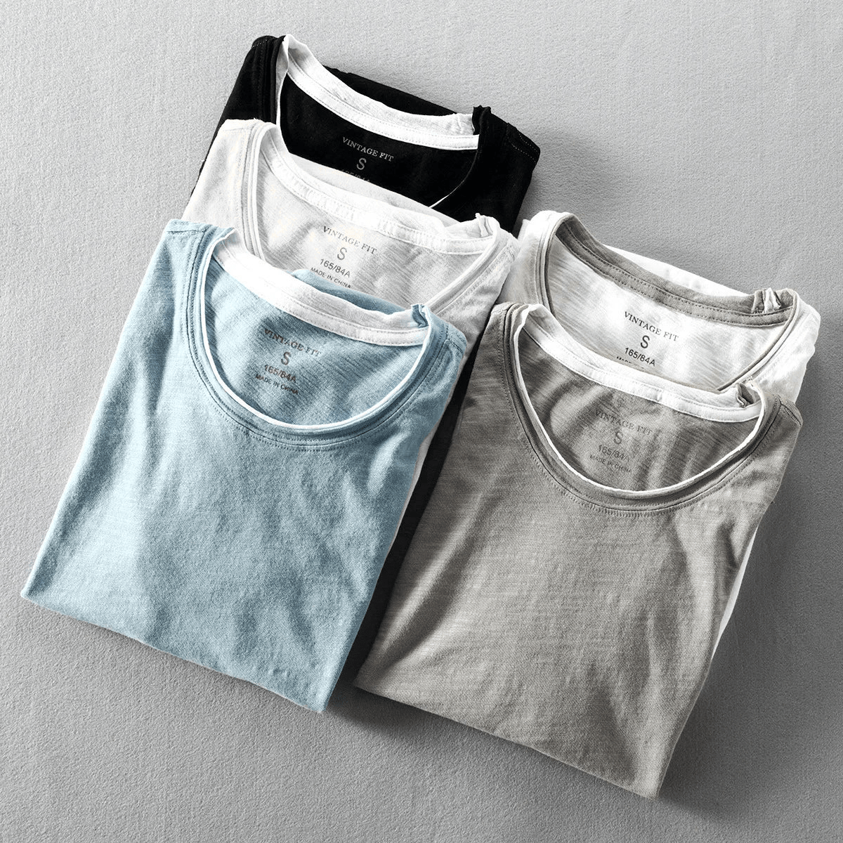 Kortärmad T-shirt i 100% bomull med minimalistisk design och kontrastdetaljer - STILUNA