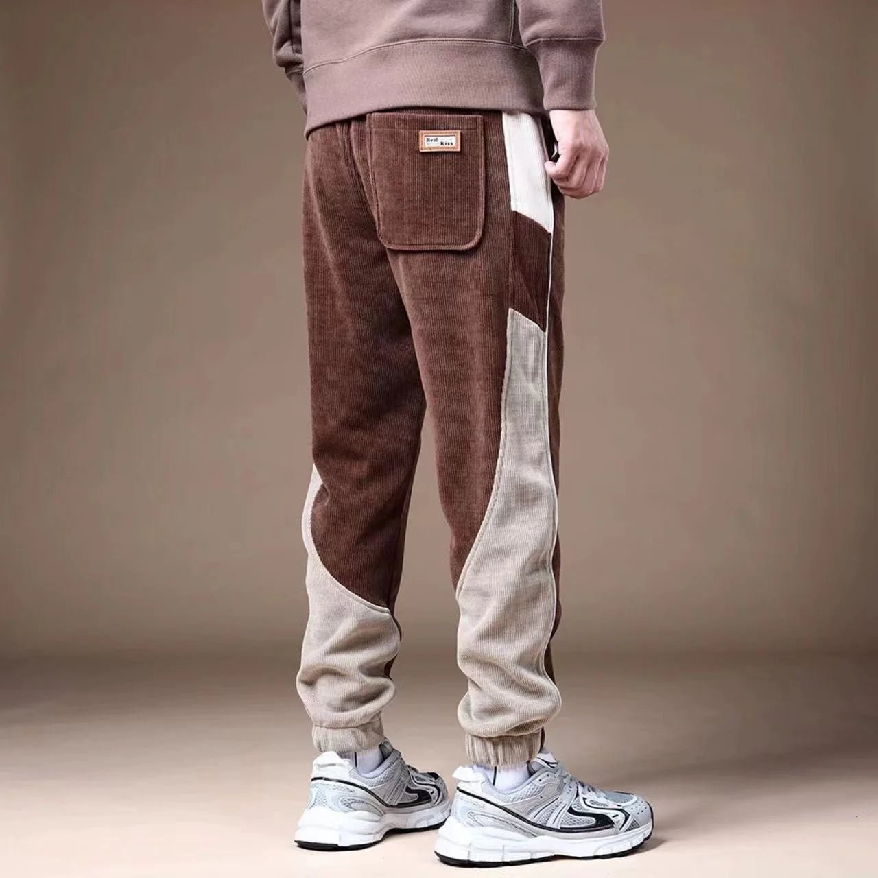 Mjuka Corduroy Sweatpants med Tri - Färgad Design och Tre Fickor - STILUNA