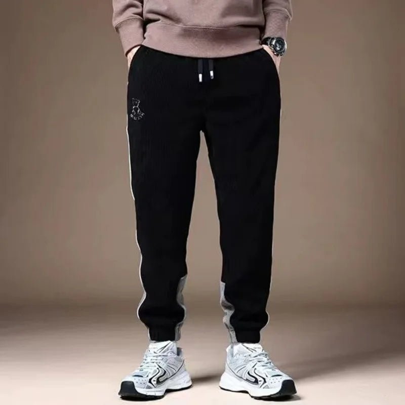 Mjuka Corduroy Sweatpants med Tri - Färgad Design och Tre Fickor - STILUNA